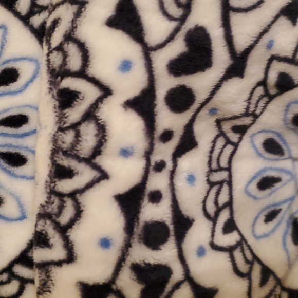 Vera Bradley Throw Blanket - Picture 5 of 8